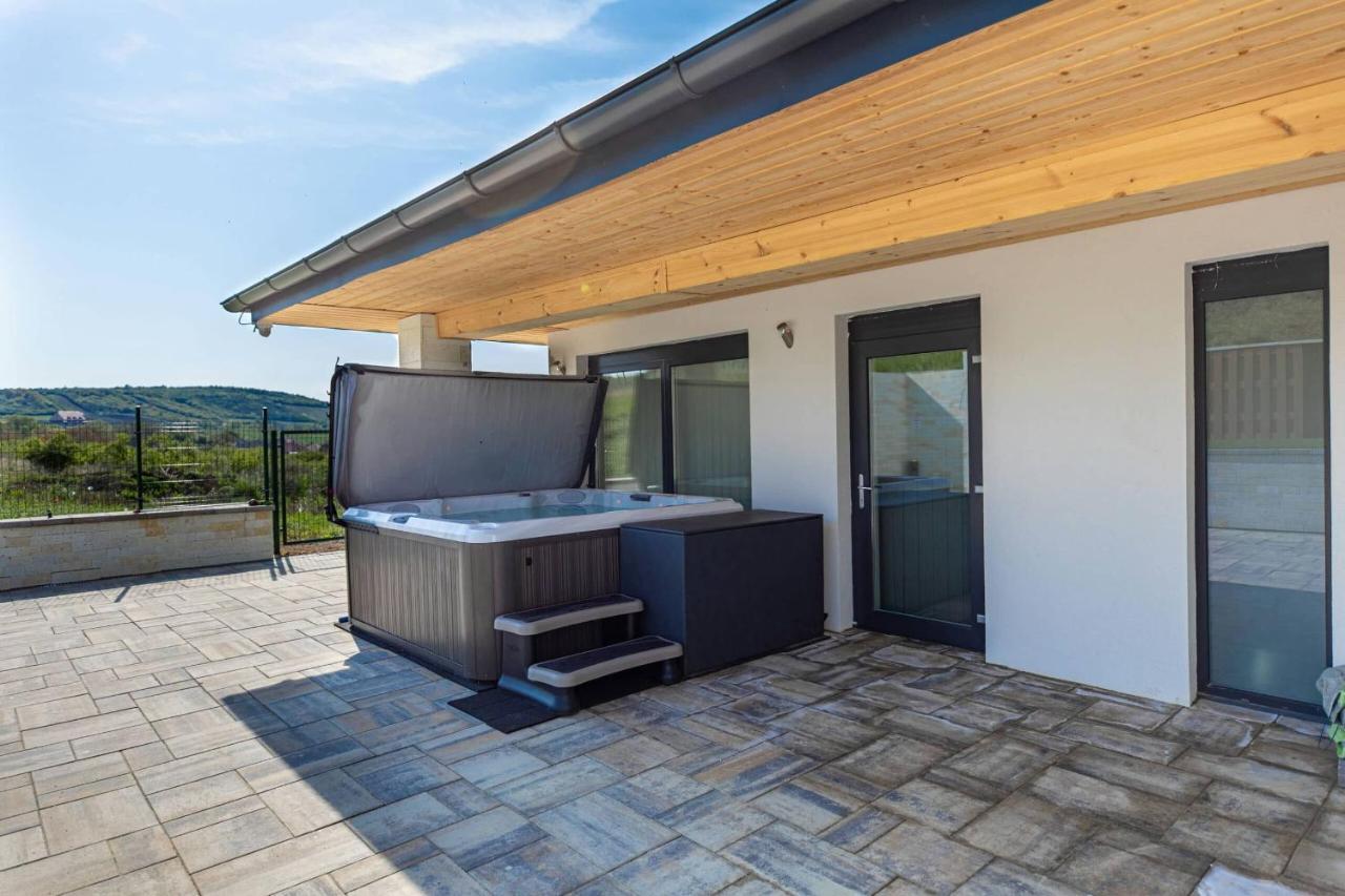 Aszuvilag Rezidencia With Sauna & Jacuzzi Legyesbenye Екстериор снимка