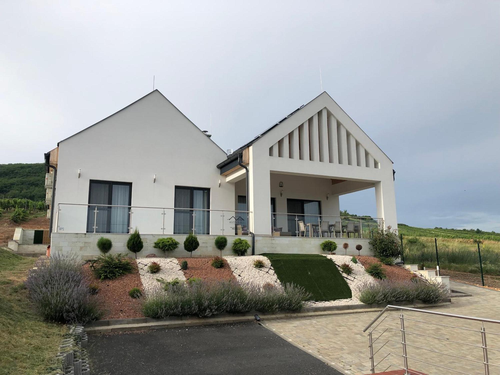 Aszuvilag Rezidencia With Sauna & Jacuzzi Legyesbenye Екстериор снимка